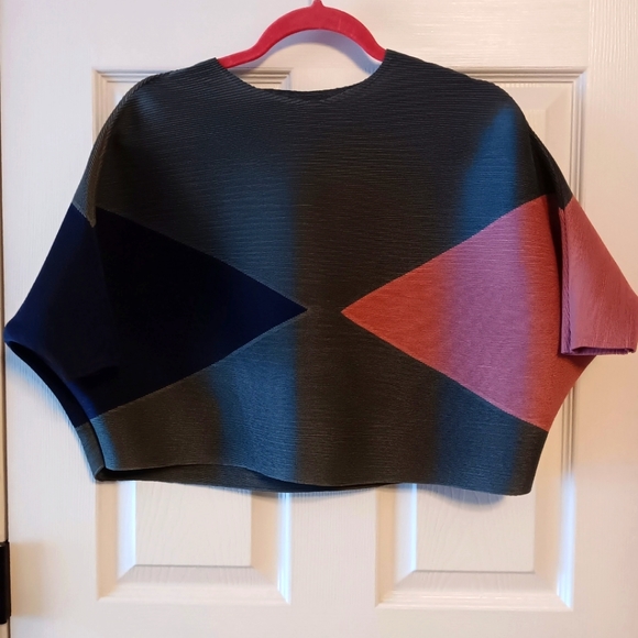 Tops - Stretch Geometric Mock Neck Short Sleeve Crop Top